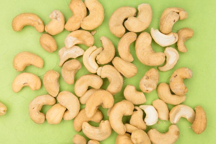 can cats eat cashews