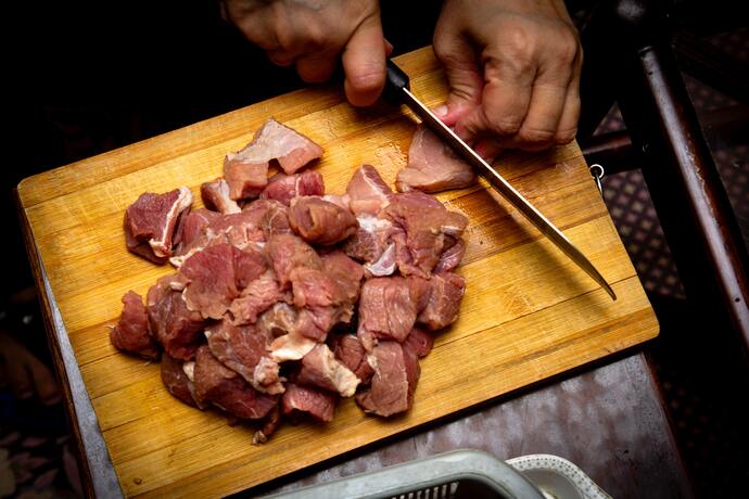 can dogs eat raw pork